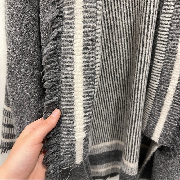 Zara Knit Gray Chunky Oversized Fringe Cardigan Sweater Medium - Picture 5 of 8